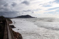RÜZGARA KARŞı - Alanya'da Dev Dalgalar Oluştu, Denizin Rengi Kahverengiye Dönüştü
