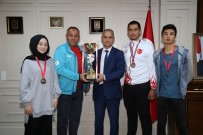 ALAADDIN KEYKUBAT - ALKÜ 'Lü Sporcular Kupayı Rektöre Hediye Etti