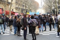 FRANSA SENATOSU - Fransa'da Liseliler Cumhurbaşkanı Macron'un İstifasını İstedi