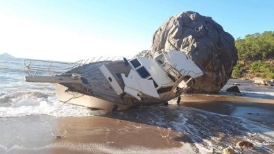 Kıyıya Vuran Tekne Yan Yattı