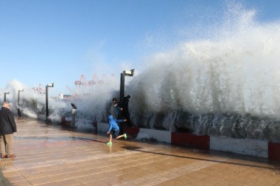 Mersin'de Dev Dalgalar Korkuttu