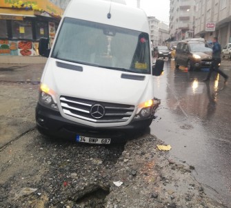 (Özel) Esenyurt'ta Yol Çöktü, İşçi Servisindeki 3 Kişi Yaralandı