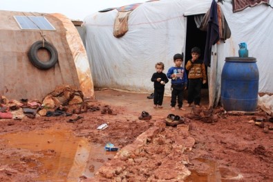 Suriye'deki kamplar çamur içinde