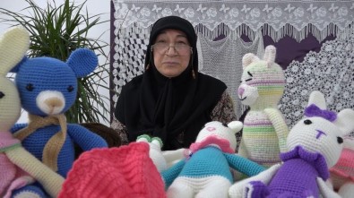 Tokat'ta 63 Yaşındaki Kadın Geçimini Örgü Bebek Yaparak Sağlıyor