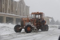 YILBAŞI TATİLİ - Uludağ'da 2 Gündür Yağan Tipi Şeklinde Kar Hayatı Felç Etti