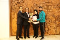 VAN YÜZÜNCÜ YıL ÜNIVERSITESI - Üniversitelerarası Hentbol 2. Lig Müsabakalarında NEVÜ 2. Oldu