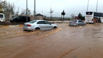 ŞİDDETLİ YAĞIŞ - Adıyaman'da Cadde Ve Sokakları Su Bastı