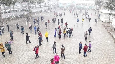 Afyonkarahisar'da kar yağışı herkesi neşelendirdi