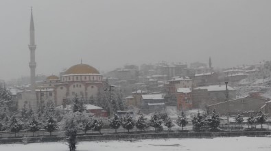 Afyonkarahisar'ın İscehisar İlçesinde Kar Yağışı Başladı