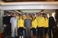 BAYAN VOLEYBOL TAKIMI - Başkan Uçak Sarı Melekleri Kutladı