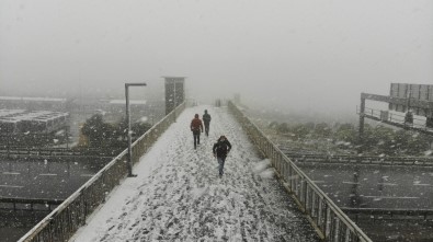Beylikdüzü'nde Bastıran Kar Yağışı Havadan Görüntülendi