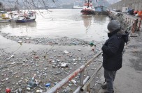 BALIKÇI ESNAFI - Derelerin Getirdiği Çöpler Limana Doldu