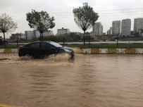 ŞİDDETLİ YAĞIŞ - Kahta İlçesinde Cadde Ve Sokaklar Göle Döndü