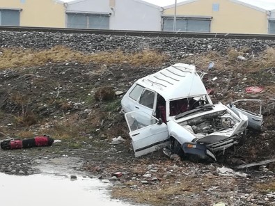 Sandıklı'da Tren Otomobil İle Çarpıştı, Sürücü Ağır Yaralandı