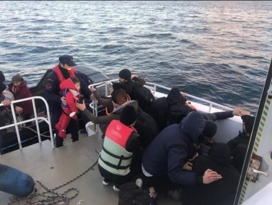 Tekneleri Sürüklenen Mültecileri Sahil Güvenlik Kurtardı