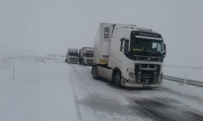 Ağrı'da Tırlar Yolda Mahsur Kaldı