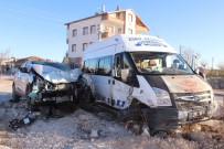 Aksaray'da Otomobil Minibüse Çarptı Açıklaması 1 Yaralı Haberi