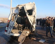 SERVİS OTOBÜSÜ - Aksaray'da Servis Otobüsü Ve Minibüsü Çarpıştı Açıklaması 17 Yaralı