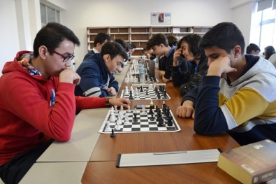 Biga'da Satranç Turnuvası Düzenlendi