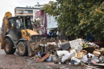 KALDIRIM İŞGALİ - Çöp evden 22 kamyon dolusu çöp çıktı