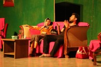 ŞEHİR TİYATROSU - Erdemli Şehir Tiyatrosu 'Elimde Valizim' İle Seyirci Karşısında
