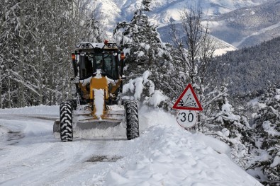 Gümüşhane'de Karla Kaplı Köy Yolları Açılıyor