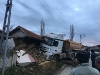 HAFRİYAT KAMYONU - Hafriyat Kamyonu Köydeki Depoya Daldı