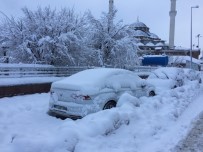 ARAKONAK - Kar Yağışı Çocukları Sevindirdi, Araç Sahiplerine Zor Anlar Yaşattı