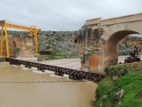 ŞİDDETLİ YAĞIŞ - Sel Suları 400 Tonluk Demir İskeleyi Sürükledi