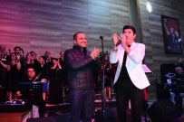 ABDULLAH UÇGUN - Başkan Uçak Sahnede Şarkı Söyledi