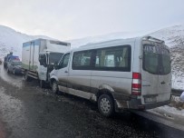 Erzurum'da Kamyonet İle Minibüs Çarpıştı Açıklaması 8 Yaralı Haberi