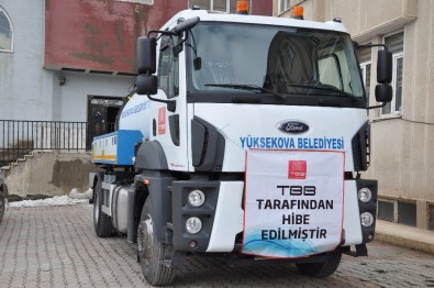 TBB'den Yüksekova Belediyesine Kanal Açma Aracı