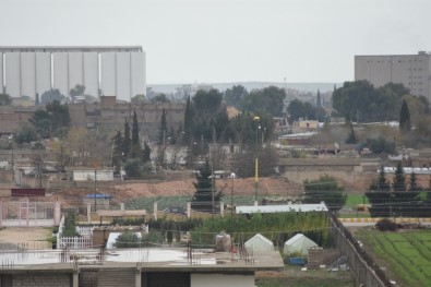 Terör Örgütü YPG Kamışlı'da Hendek Kazıyor