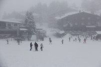 KAYAK TUTKUNLARI - Uludağ'da Kayak Sezonu Açıldı, Vatandaşlar Pistlere Akın Etti