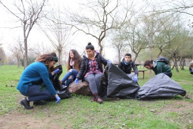 Üniversite Öğrencileri Kent Ormanı'ndan 1 Saatte 300 Kilo Çöp Topladı