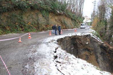 Yol Göçtü, Devasa Toprak Parçaları 50 Metrelik Heyelan Oluşturdu