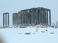 ZEUS - Aizonai Antik Kenti'ni Beyaz Örtüyle Bir Başka Güzel