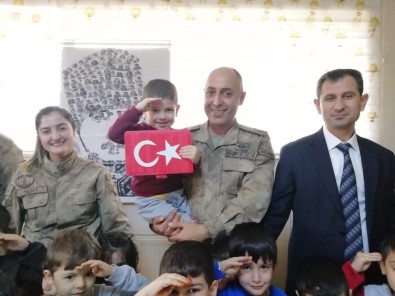 Mehmetçikten İhtiyaç Sahibi Öğrenci İle Ailelere Gıda Ve Yakacak Yardımı