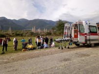 PAŞALı - Otomobil Traktöre Çarptı, Yaya Öldü