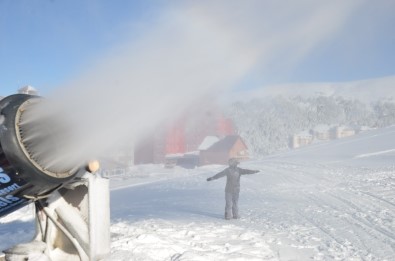 (Özel) Uludağ'da Pistlerdeki Kar Kalınlığı Suni Kar İle Yükseltildi