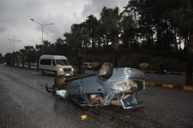 Refüje Çarpan Otomobil Takla Attı Açıklaması 2 Yaralı