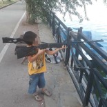 EMEKLİ UZMAN ÇAVUŞ - Tabancayla Oynarken Babasını Öldüren Çocuğun Tüfekli Fotoğrafı Ortaya Çıktı