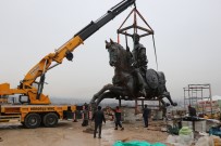 TÜRK DÜNYASI - Bolu'da Dev Köroğlu Heykeli Yerine Konuldu