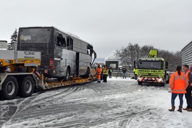 İsviçre'de Tur Otobüsü Kaza Yaptı Açıklaması 1 Ölü, 44 Yaralı