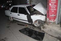 FETHİ SEKİN - Otomobil Duvara Çarptı Açıklaması 2 Yaralı