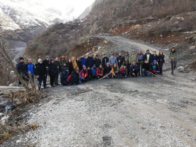 Yüksekova'nın Karlı Dağlarında Doğa Yürüyüşü