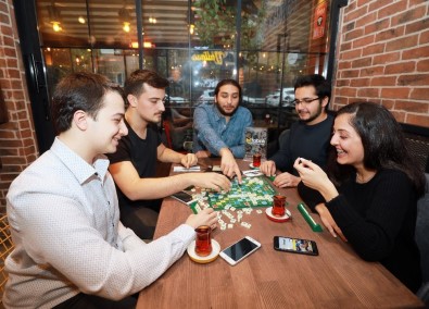 Birbirini Tanımayan İnsanlar Aynı Sofrada Yemek Yiyip Sosyalleşiyor