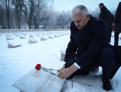 Budapeşte'deki Türk Şehitliği'ni Ziyaret Etti