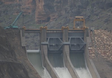 Kırılan Baraj Kapağının Yenisi 7 Tır İle Getirildi