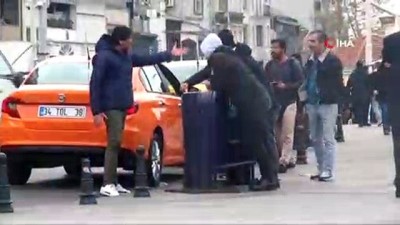 (Özel) Taksim Meydanı'nda Taksicilerin Sıra Kavgası Kamerada